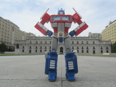 Optimus Prime frente a La Moneda